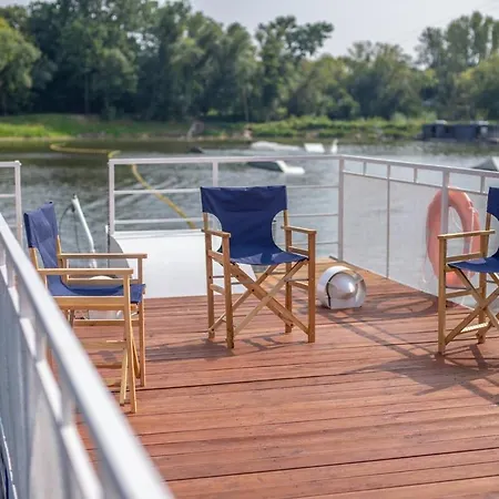 Panama Ship, House On The Water Botel